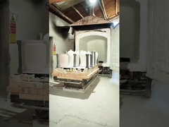 Posizionamento della ceramica durante il fuoco del forno navetta